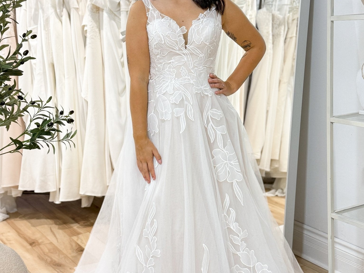 How to Choose a Wedding Dress in Montreal: Complete Guide - Love and Lee Apparel