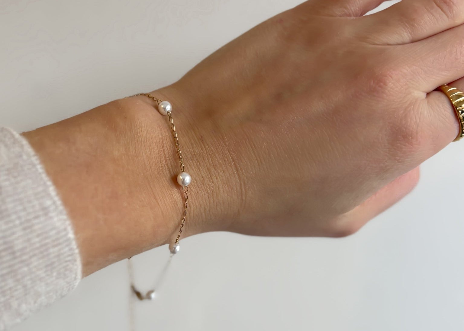Pearl Bracelet with Dainty Gold Chain in 18K Gold Plated Steel - Love and Lee Apparel