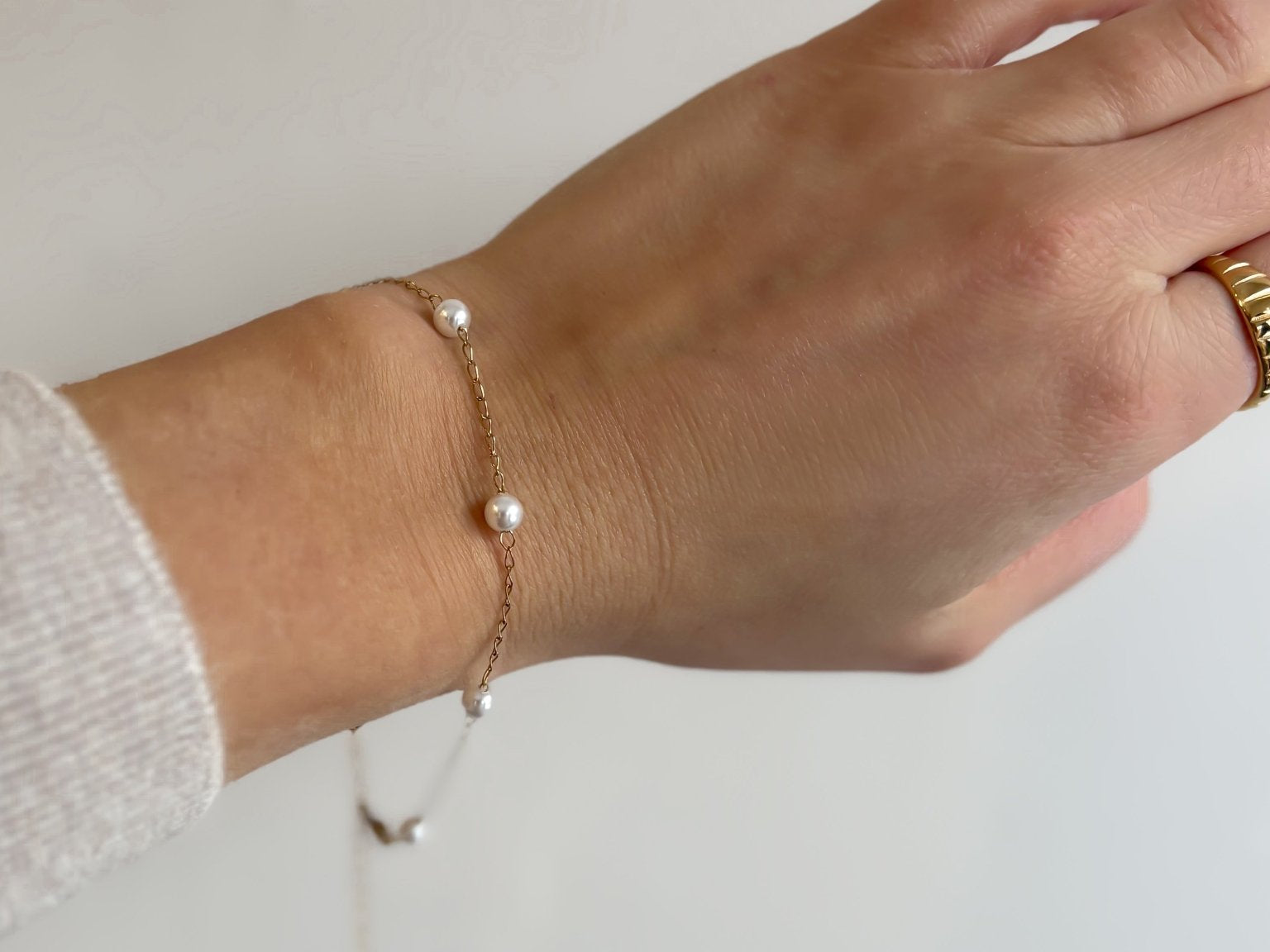 Pearl Bracelet with Dainty Gold Chain in 18K Gold Plated Steel - Love and Lee Apparel