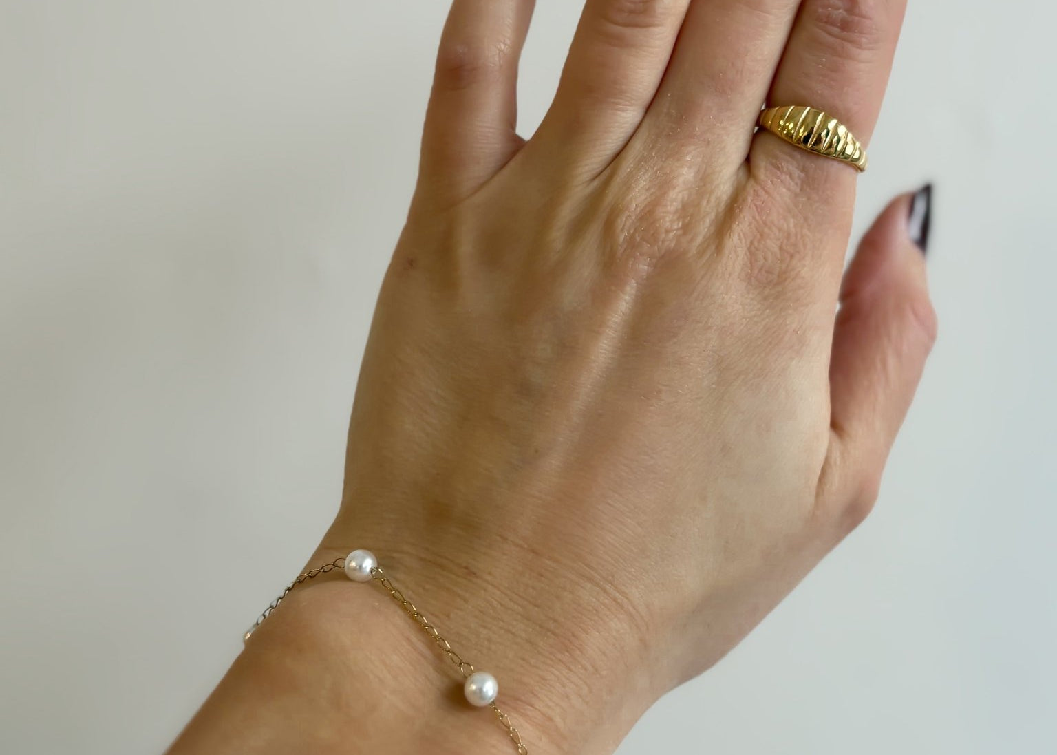 Pearl Bracelet with Dainty Gold Chain in 18K Gold Plated Steel - Love and Lee Apparel
