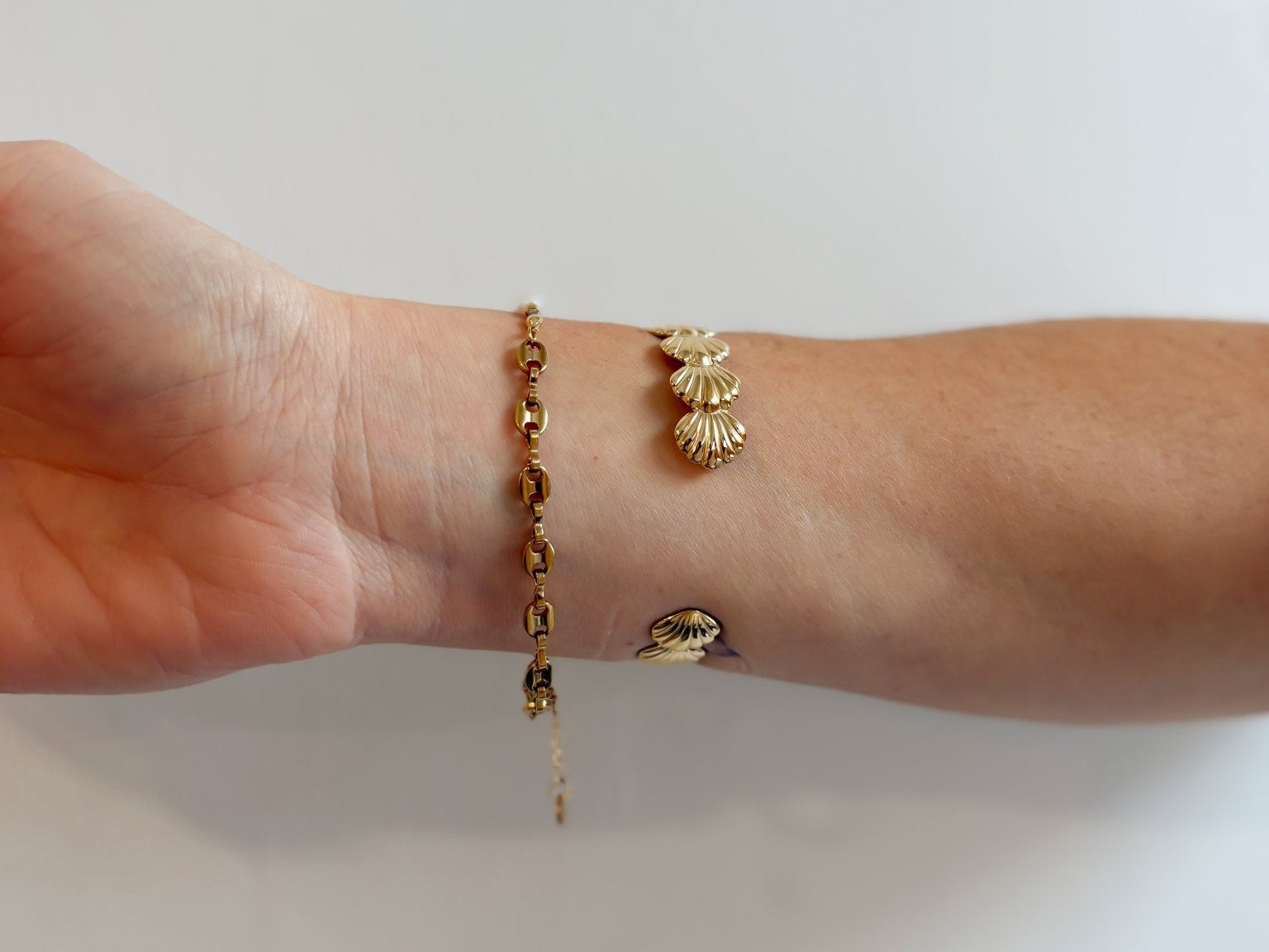 Seashell Bangle Bracelet 18K Gold - Love and Lee Apparel