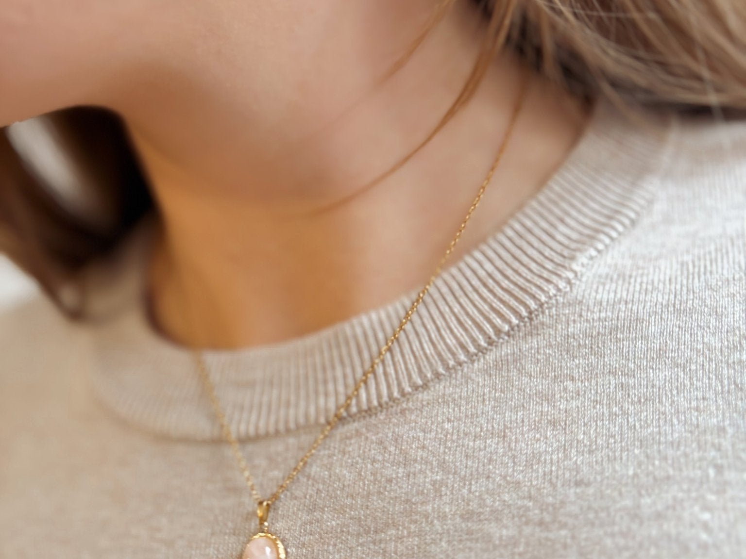 Geometric Oval Shaped Pendant Necklace with Rose Quartz 18K Gold Plated - Love and Lee Apparel